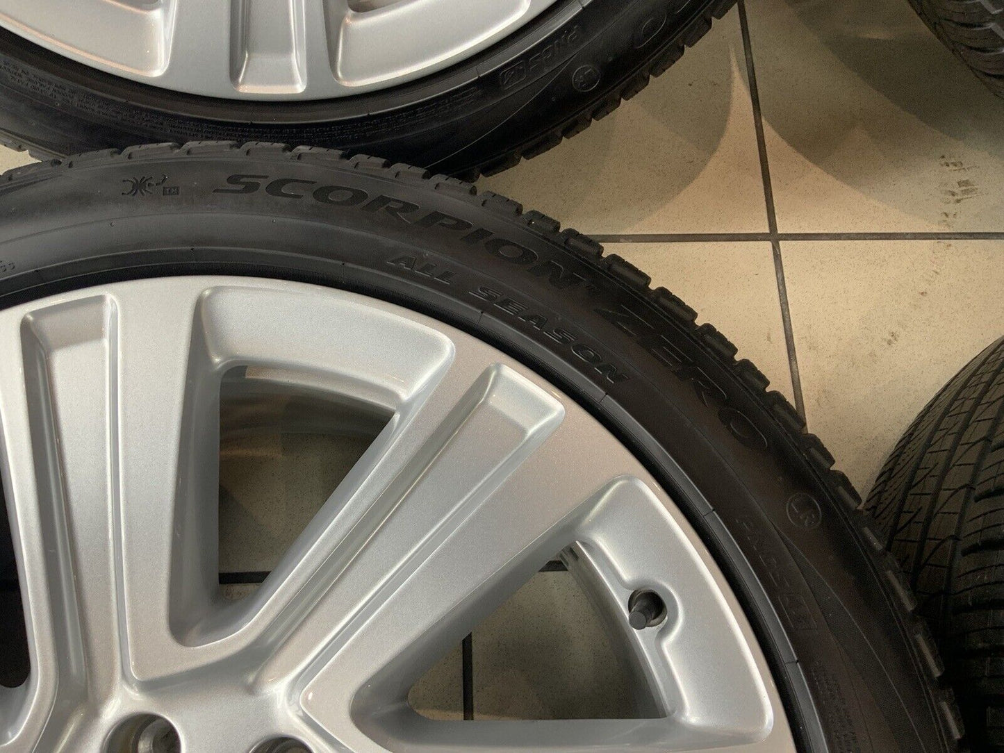 GENUINE RANGE ROVER  L460 22" STYLE 7023 ALLOY WHEELS & TYRES