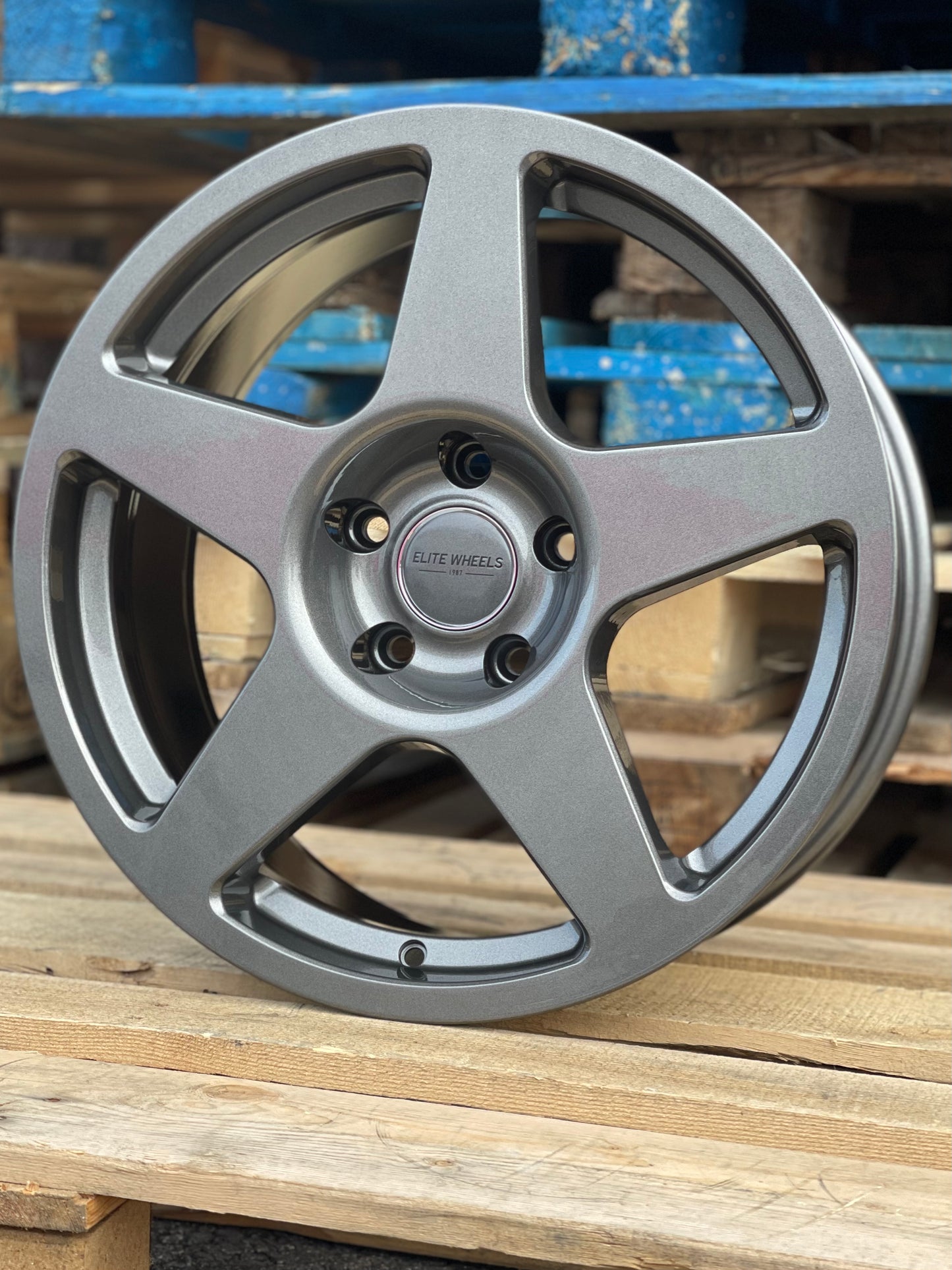 VW Transporter 18" Calibre Five Gloss Gunmetal Alloy Wheels